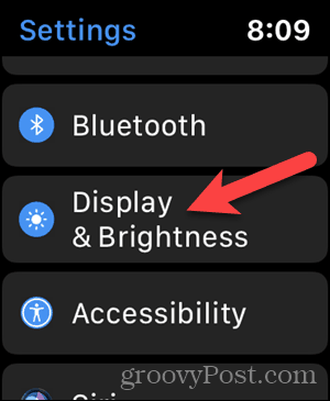 Αγγίξτε την ένδειξη Εμφάνιση & φωτεινότητα στις Ρυθμίσεις στο ρολόι της Apple σας