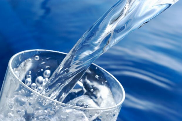 Θα πιείτε πάρα πολύ νερό να χάσετε βάρος; Είναι επιβλαβές να πίνουμε νερό τη νύχτα;