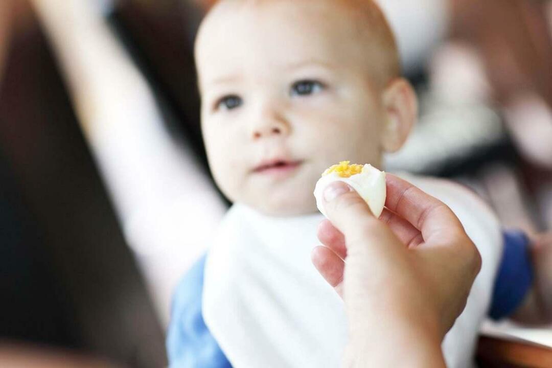 μωρό που τρώει αυγό