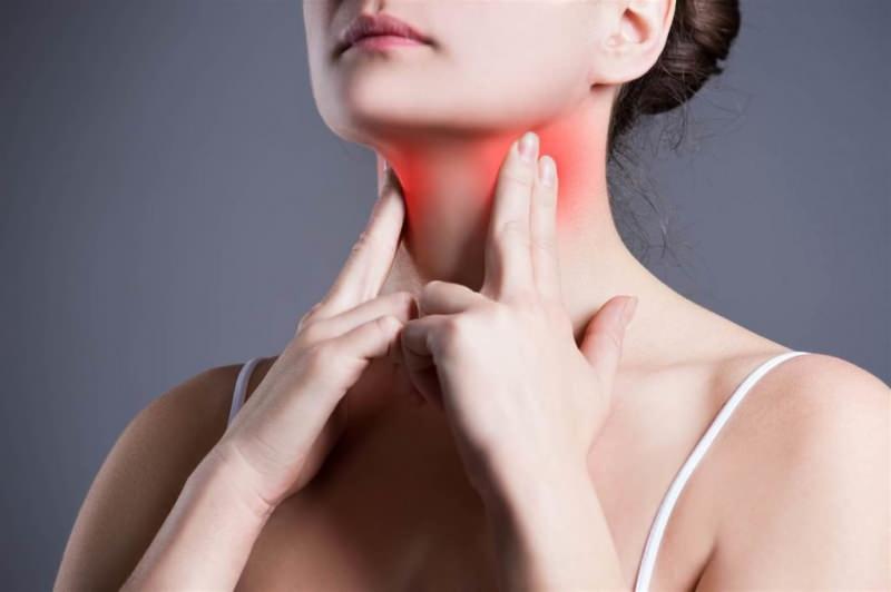 Τι είναι η αμυγδαλίτιδα και ποια είναι τα συμπτώματά της; Εάν πονάει η μία πλευρά του λαιμού ...