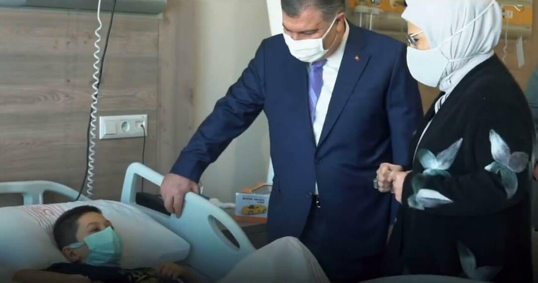 Η Εμινέ Ερντογάν επισκέφτηκε παιδιά με καρκίνο με τον Φαχρετίν Κοτζά