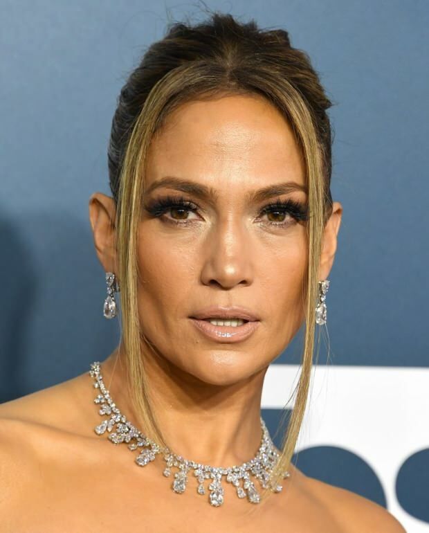 Η Jennifer Lopez επέστησε την προσοχή με το κολιέ της