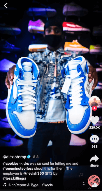 tiktop δημοσίευση από @ alex.stemp που δείχνει το προϊόν παπούτσι του τένις σε μπλε και άσπρο