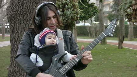 Ο Metin Türkcan και το μωρό του