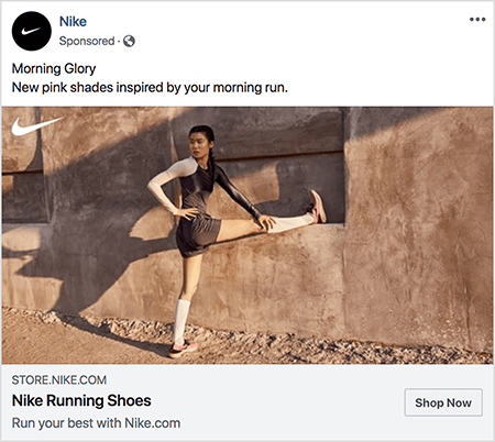 Αυτή είναι μια διαφήμιση στο Facebook για παπούτσια Nike. Το διαφημιστικό κείμενο αναφέρει "Morning Glory" και στην επόμενη γραμμή "Νέες ροζ αποχρώσεις εμπνευσμένες από το πρωί σας." Στη φωτογραφία διαφήμισης, μια ασιατική γυναίκα απλώνεται με το ένα πόδι απλωμένο κατ 