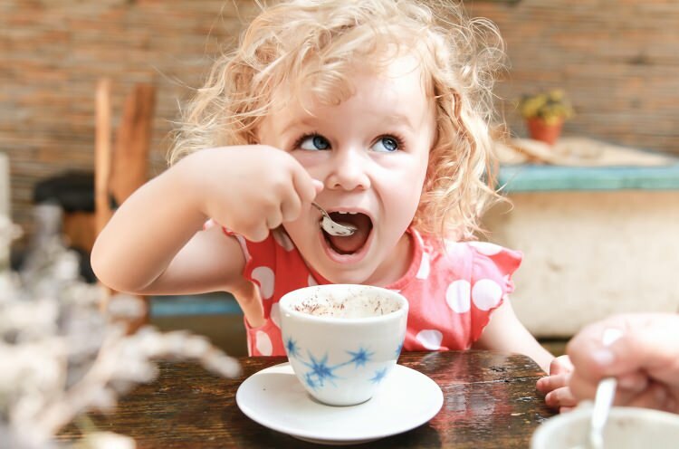 Μπορούν τα παιδιά να πίνουν καφέ; Είναι επιβλαβές;