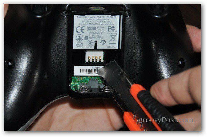Αλλαγή του ελεγκτή Xbox 360 αναλογικούς αντίχειρες ξεβιδώστε την τελευταία βίδα του κοπτήρα