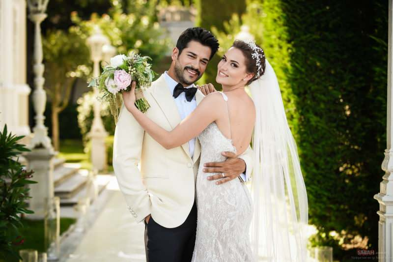 Ο Burak Özçivit και η Fahriye Evcen παντρεύτηκαν το 2017