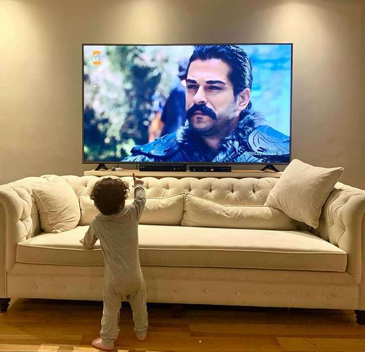 Ο Burak Özçivit μοιράστηκε τον γιο του για πρώτη φορά! Όταν ο Karan Özçivit είδε τον πατέρα του στην τηλεόραση ...