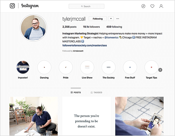 Τάιλερ Τ. Το προφίλ Instagram του McCall λέει ότι «Στρατηγικός μάρκετινγκ Instagram Βοηθώντας τους επιχειρηματίες να κερδίσουν περισσότερα χρήματα + περισσότερα αντίκτυπο με το Instagram. " Ένα emoji με κίτρινη καρδιά εμφανίζεται μετά από αυτό το κείμενο και μετά το κείμενο "Target + nachos +" a όνομα χρήστη Εμφανίζεται ένα σπίτι emoji ακολουθούμενο από το κείμενο «Σικάγο». Επίσης, το κείμενο «ΔΩΡΕΑΝ ΜΑΣΤΡΑΛΑΣ INSTAGRAM» εμφανίζεται μεταξύ δύο emoji κάτω βέλους. Ο σύνδεσμος στο προφίλ του δείχνει τη δωρεάν μάστερ τάξη που προωθεί. Τα κυριότερα σημεία από τα αριστερά προς τα δεξιά είναι η απομίμηση, ο χορός, η υπερηφάνεια, η ζωντανή εκπομπή, η κοινωνία, τα ελεύθερα πράγματα, οι συμβουλές στόχου.