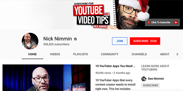 Αυτό είναι ένα στιγμιότυπο οθόνης του καναλιού του Nick Nimmin στο YouTube. Στην κορυφή, η φωτογραφία εξωφύλλου δείχνει τον Νικ σε ένα καπέλο Santa. Κοιτάζει πίσω από μια εικόνα ενός σπειροειδούς σημειωματάριου. Το κείμενο στη σελίδα του σημειωματάριου αναφέρει "Εγγραφείτε στο YouTube και συμβουλές βίντεο". Το κανάλι του ως 306.502 συνδρομητές.