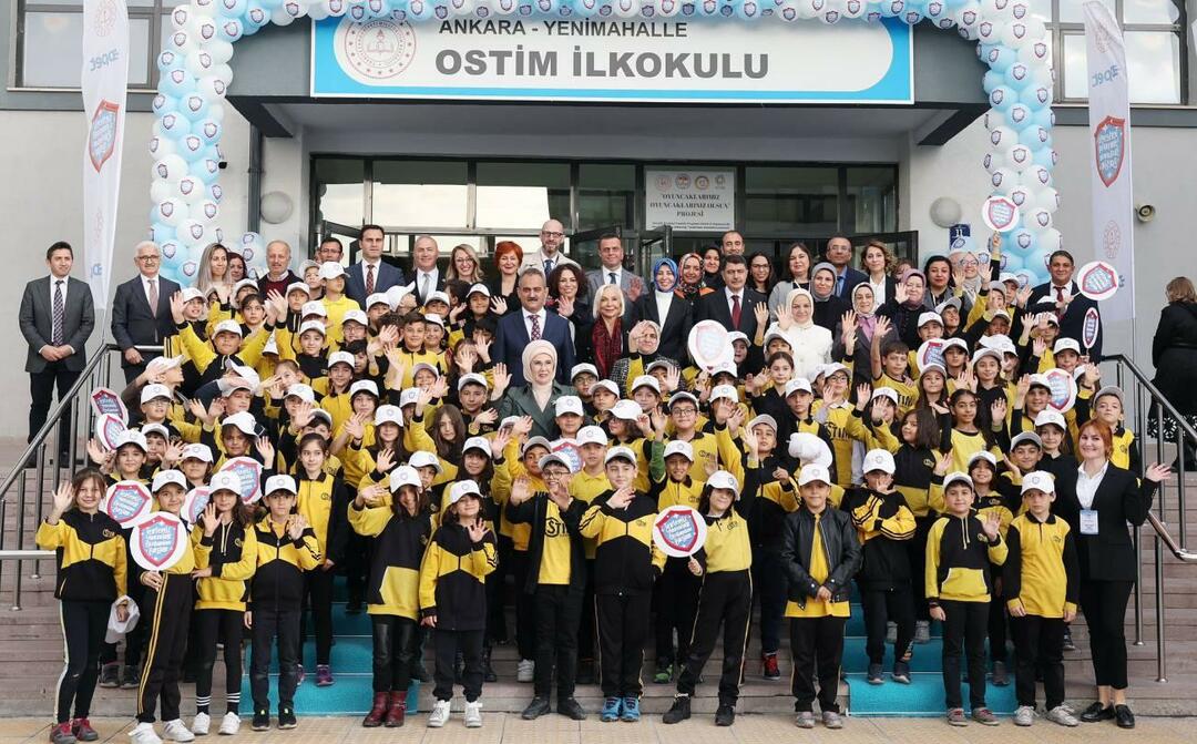 Η Εμινέ Ερντογάν επισκέφθηκε το Δημοτικό Σχολείο Οστίμ
