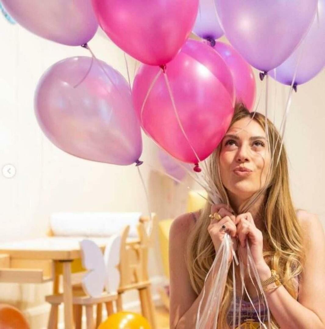 Η Sinem Kobal πόζαρε με μπαλόνια