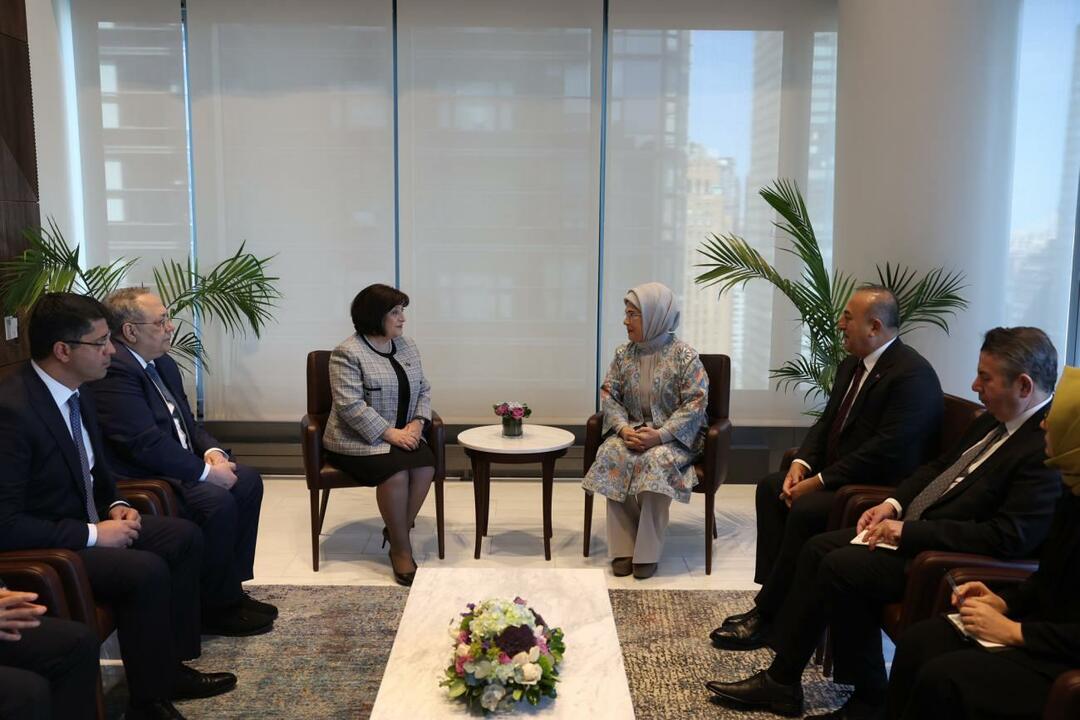Η Εμινέ Ερντογάν συναντήθηκε με την Πρόεδρο της Βουλής του Αζερμπαϊτζάν, κυρία Γκαφάροβα στη Νέα Υόρκη