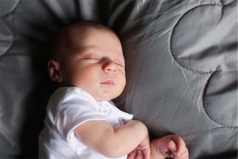 Είναι επιβλαβές να κουνάτε τα μωρά όρθια; Μέθοδος μόνιμης ανακίνησης ύπνου