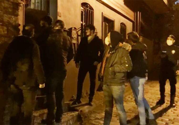 Η αστυνομία επιδρομή στο σπίτι του Özge Özpice