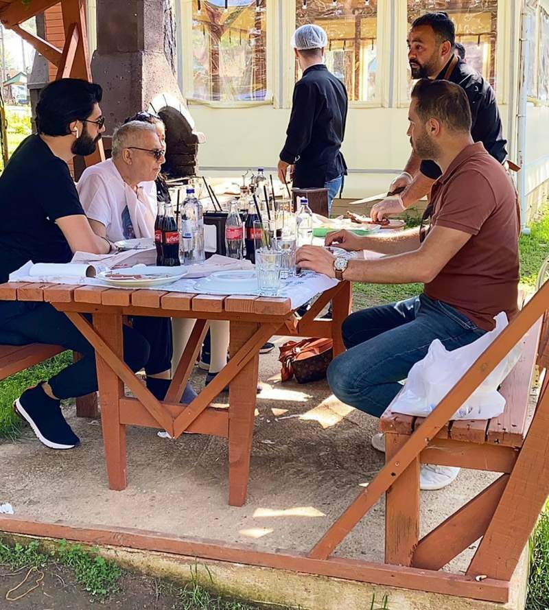 Μεχμέτ Αλί Ερμπίλ και Μπουράκ Μεμισόλου ενώ τρώει 