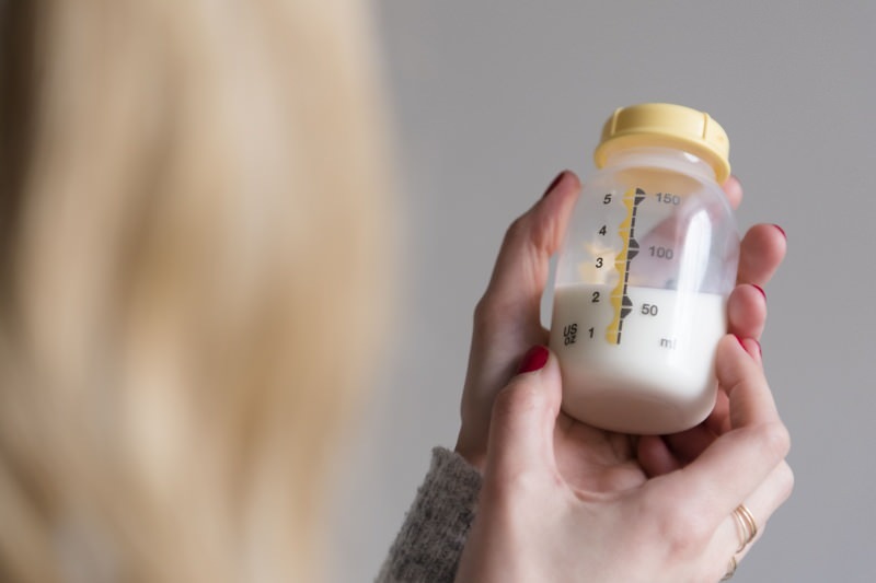 Πώς να εκφράσετε και να αποθηκεύσετε ανώδυνο μητρικό γάλα; Μέθοδος αρμέγματος χεριών και ηλεκτρικών αντλιών