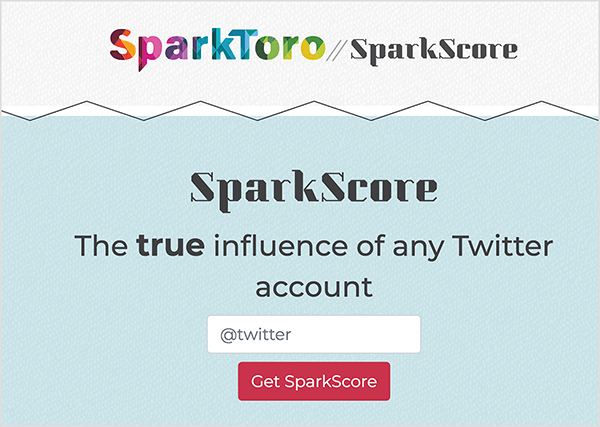 Αυτό είναι ένα στιγμιότυπο οθόνης της ιστοσελίδας SparkScore. Στην κορυφή βρίσκεται το λογότυπο SparkToro, το οποίο είναι το όνομα σε μια πολύ έντονη γραμματοσειρά με γεωμετρικές περιοχές με χρώματα ουράνιου τόξου. Μετά από δύο μπροστινές κάθετες είναι το όνομα του εργαλείου, SparkScore. Η ετικέτα είναι "Η πραγματική επιρροή οποιουδήποτε λογαριασμού Twitter". Κάτω από το tagline υπάρχει ένα λευκό πλαίσιο κειμένου που προτρέπει τον χρήστη να εισέλθει στη λαβή του Twitter και ένα κόκκινο κουμπί με την ένδειξη Get SparkScore.