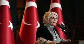 Πρώτη Κυρία Ερντογάν στη Σύνοδο Κορυφής του ΟΗΕ για την Παγκόσμια Ημέρα Πόλεων: Γίνεται σφαγή μπροστά στα μάτια του κόσμου!