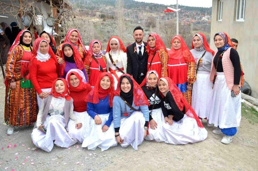 Μια νύφη ήρθε στο Ντενιζλί από την Ινδονησία για τον Τούρκο νεαρό που γνώρισε στα social media