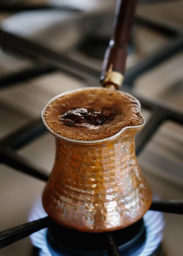 Πώς να αφαιρέσετε την πικρία του καφέ; Μέθοδοι για την ανακούφιση του πόνου του τουρκικού καφέ