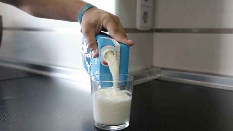 Πώς να αποφύγετε την εκτόξευση όταν ρίχνετε γάλα