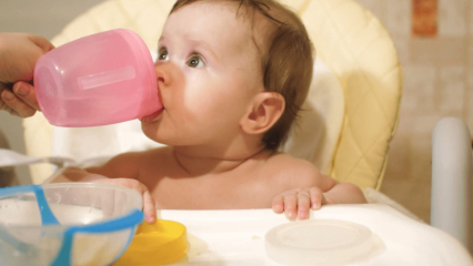 Πότε χορηγείται νερό στα μωρά; Παρέχεται νερό σε ένα μωρό που τρέφεται με φόρμουλα κατά τη μετάβαση σε συμπληρωματική τροφή;