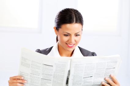 γυναίκα των επιχειρήσεων διαβάζει εφημερίδα