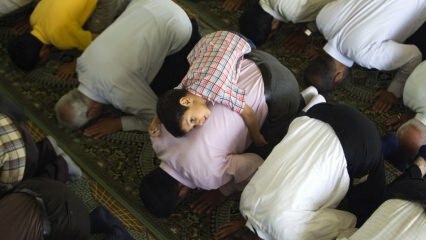 Πρέπει τα παιδιά να μεταφερθούν στην προσευχή tarawih;