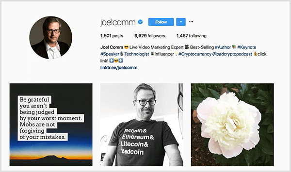Το προφίλ Instagram του Joel Comm τον δείχνει σε ένα άσπρο πουκάμισο και μαύρο σακάκι με γυαλιά. Η περιγραφή του προφίλ του λέει ότι είναι ζωντανός ειδικός μάρκετινγκ βίντεο και συγγραφέας με τις καλύτερες πωλήσεις και αναφέρει το The Bad Crypto Podcast. Τρεις φωτογραφίες δείχνουν, από αριστερά προς τα δεξιά, ένα απόσπασμα πάνω από ένα τοπίο λυκόφατος, τον Joel σε ένα μπλουζάκι που περιλαμβάνει διάφορα κρυπτονομίσματα και μια λευκή παιωνία. Το απόσπασμα λέει «Να είστε ευγνώμονες που δεν κρίνετε από τη χειρότερη στιγμή σας. Οι όχλοι δεν συγχωρούν τα λάθη σας.