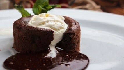 Πώς να φτιάξετε ένα ζεστό κέικ σοκολάτας;
