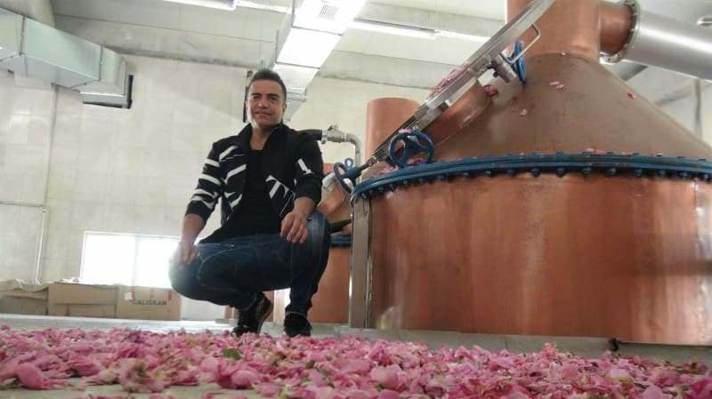 Ο berdan mardini δημιούργησε εργοστάσιο τριανταφυλλιού στην πατρίδα του
