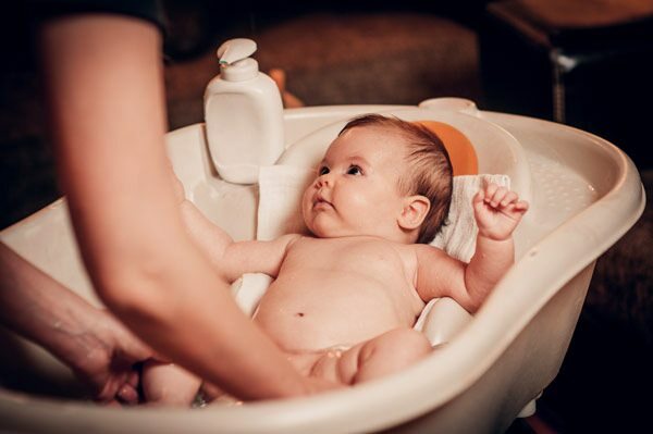 Πώς να πλύνετε ένα μωρό μόνο;