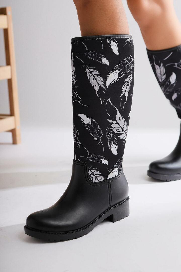 Μαύρες μπότες βροχής με στάμπα με πούπουλα