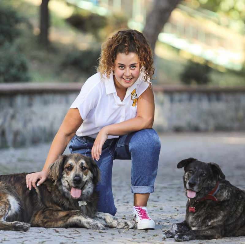 Ο Aslı samat έχει δύο σκυλιά 