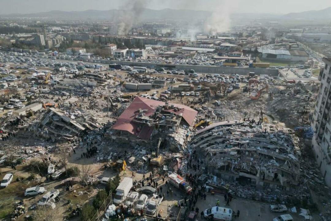 Ο Σαρπ Απάκ, που έχασε τους συγγενείς του στην περιοχή του σεισμού, ανακοίνωσε
