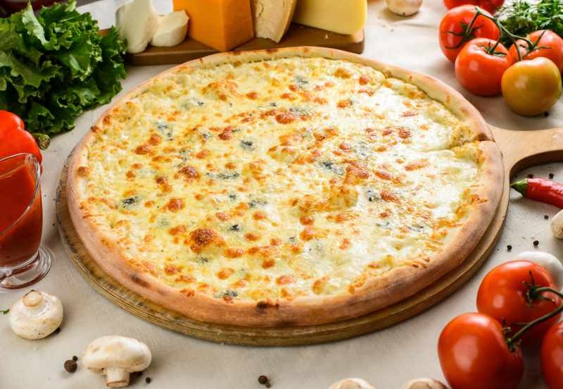 Πώς να φτιάξετε μια πίτσα με τέσσερα τυριά; Η ευκολότερη παρασκευή πίτσας με τέσσερα τυριά!