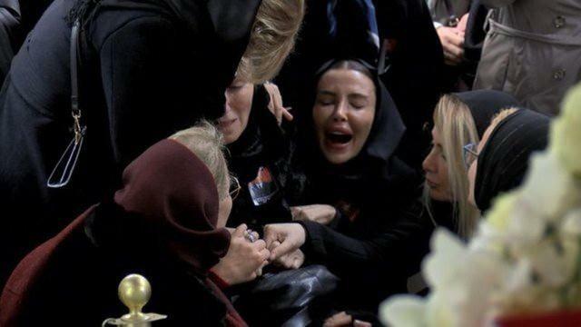 Η Özge Ulusoy με δυσκολία άντεξε στην κηδεία του πατέρα της