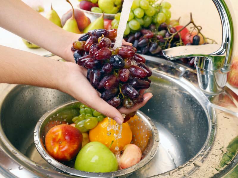 Πλύνετε τα λαχανικά και τα φρούτα τρίβετε απαλά κάτω από το νερό