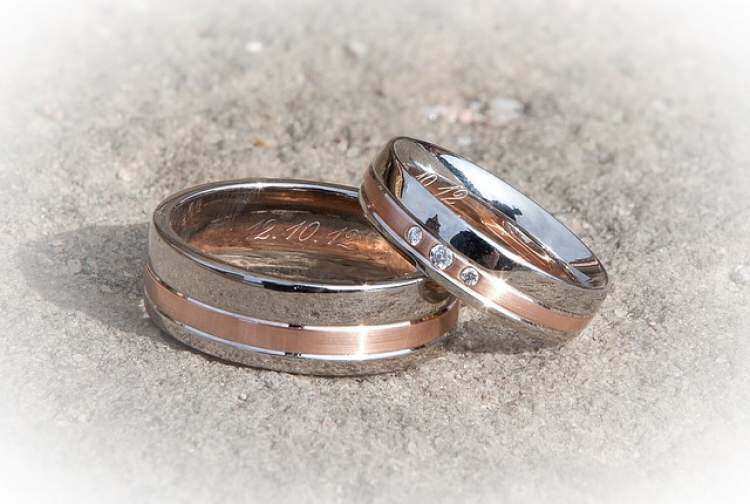Πώς να πω τα γαμήλια δαχτυλίδια σε ένα όνειρο; Η έννοια του να βλέπεις γαμήλια δαχτυλίδια στο όνειρο ...