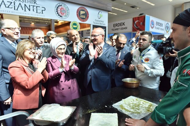Η πρώτη κυρία Erdoğan επισκέφθηκε το περίπτερο Gaziantep