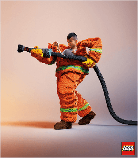 Αυτή είναι μια φωτογραφία από μια διαφήμιση LEGO που δείχνει ένα νεαρό αγόρι της Ασίας μέσα σε μια στολή πυροσβέστης φτιαγμένη από LEGO. Η στολή είναι πορτοκαλί με πράσινη λωρίδα γύρω από τις μανσέτες του παλτού και του παντελονιού. Ο πυροσβέστης στέκεται με το ένα πόδι πίσω και κρατά μια φωτιά, επίσης φτιαγμένη από legos. Το κεφάλι του αγοριού εμφανίζεται από το πάνω μέρος της στολής, το οποίο είναι πολύ μεγαλύτερο από ότι είναι και σταματά στους ώμους. Η φωτογραφία τραβήχτηκε σε απλό ουδέτερο φόντο. Το λογότυπο LEGO εμφανίζεται σε ένα κόκκινο κουτί κάτω δεξιά. Η Talia Wolf λέει ότι το LEGO είναι ένα εξαιρετικό παράδειγμα μιας μάρκας που χρησιμοποιεί συναίσθημα στη διαφήμιση.