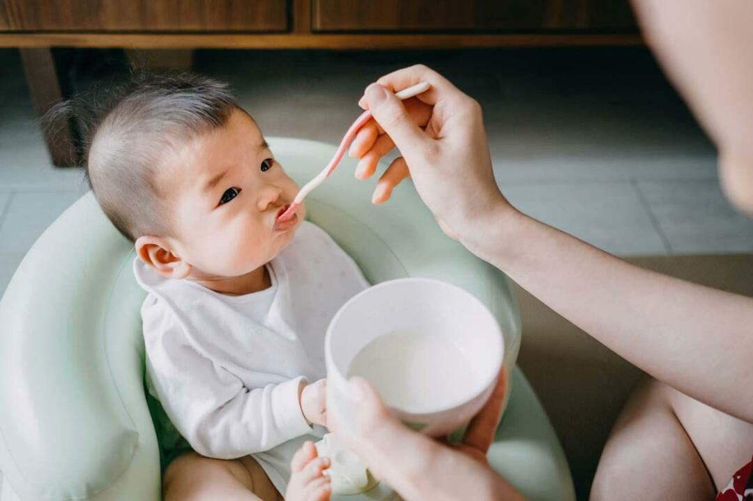 ταΐζοντας μωρό γιαούρτι