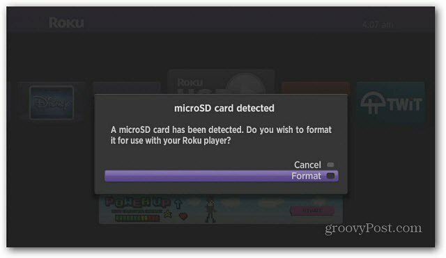 Πώς να εγκαταστήσετε μια κάρτα MicroSD στο Roku2