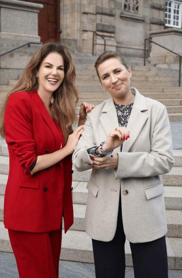 Tülin Şahinden Πρωθυπουργός της Δανίας Mette Frederiksene χάντρα με το κακό μάτι