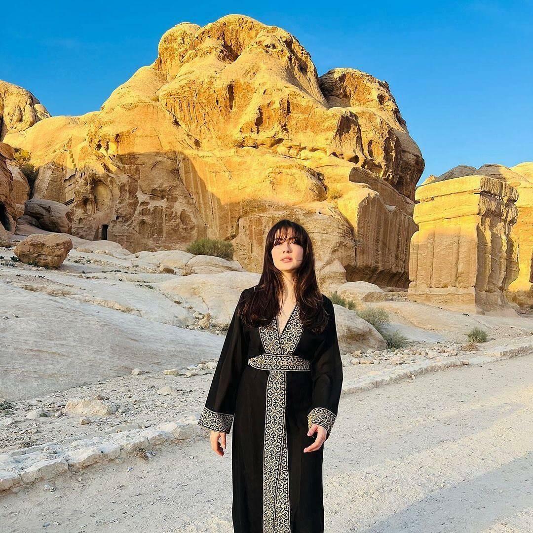 Η Burcu Özberk εμφανίστηκε στην Ιορδανία με τη νέα της εικόνα.