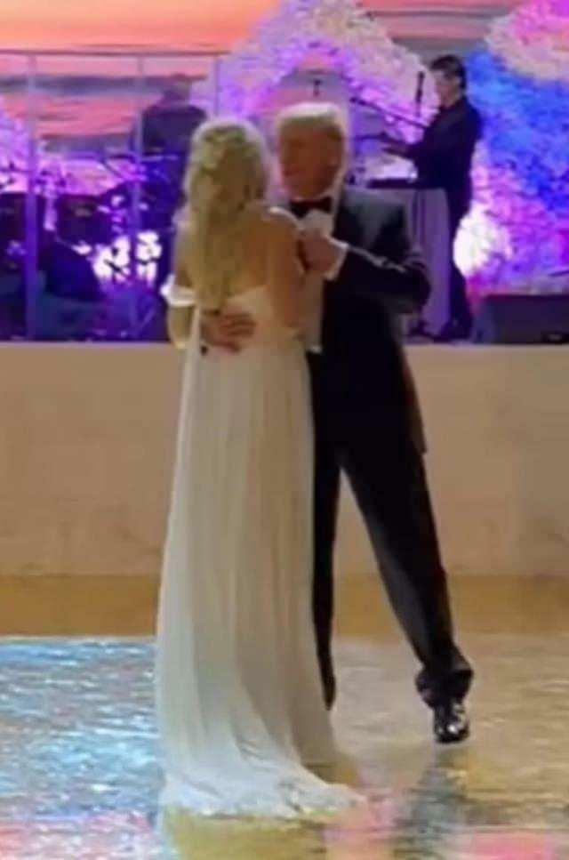 Η Τίφανι χόρεψε με τον μπαμπά της