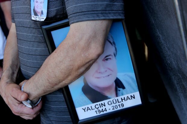 Ο κύριος ηθοποιός Yalçın Gülhan αποχαιρετά με δάκρυα