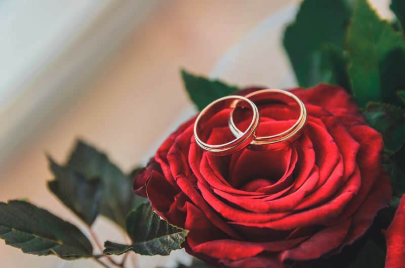 Γιατί φοράτε το γαμήλιο δαχτυλίδι στο αριστερό δάχτυλο